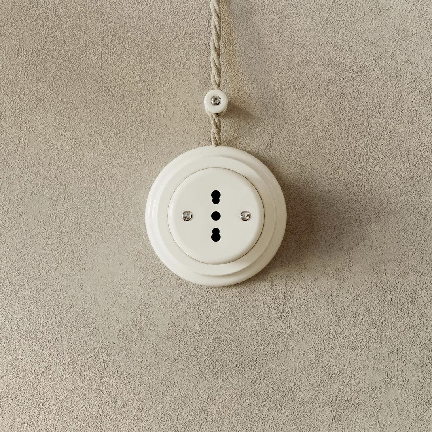 Base en porcelaine pour prise électrique et interrupteur/variateur