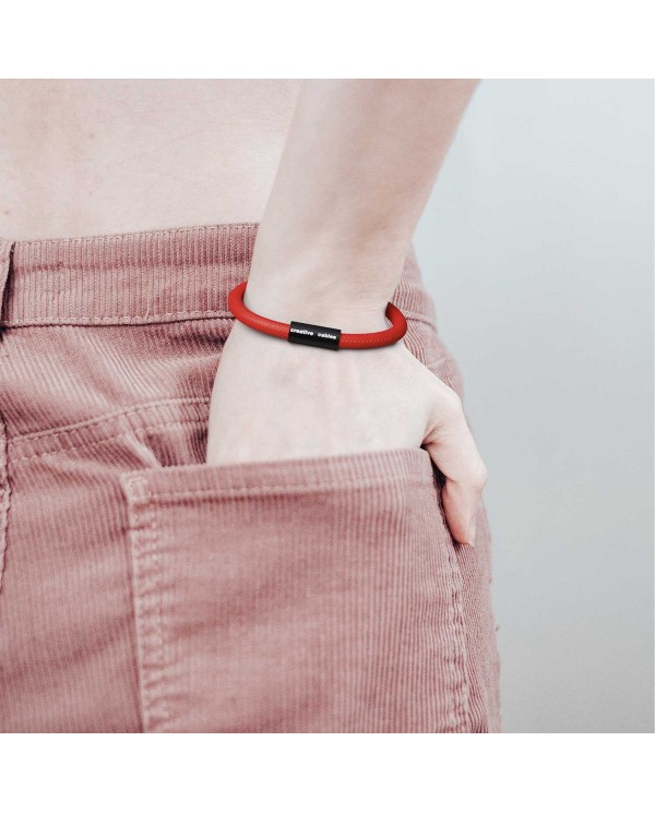 Bracelet avec fermoir magnétique noir mat et câble RM09 (effet soie Rouge)