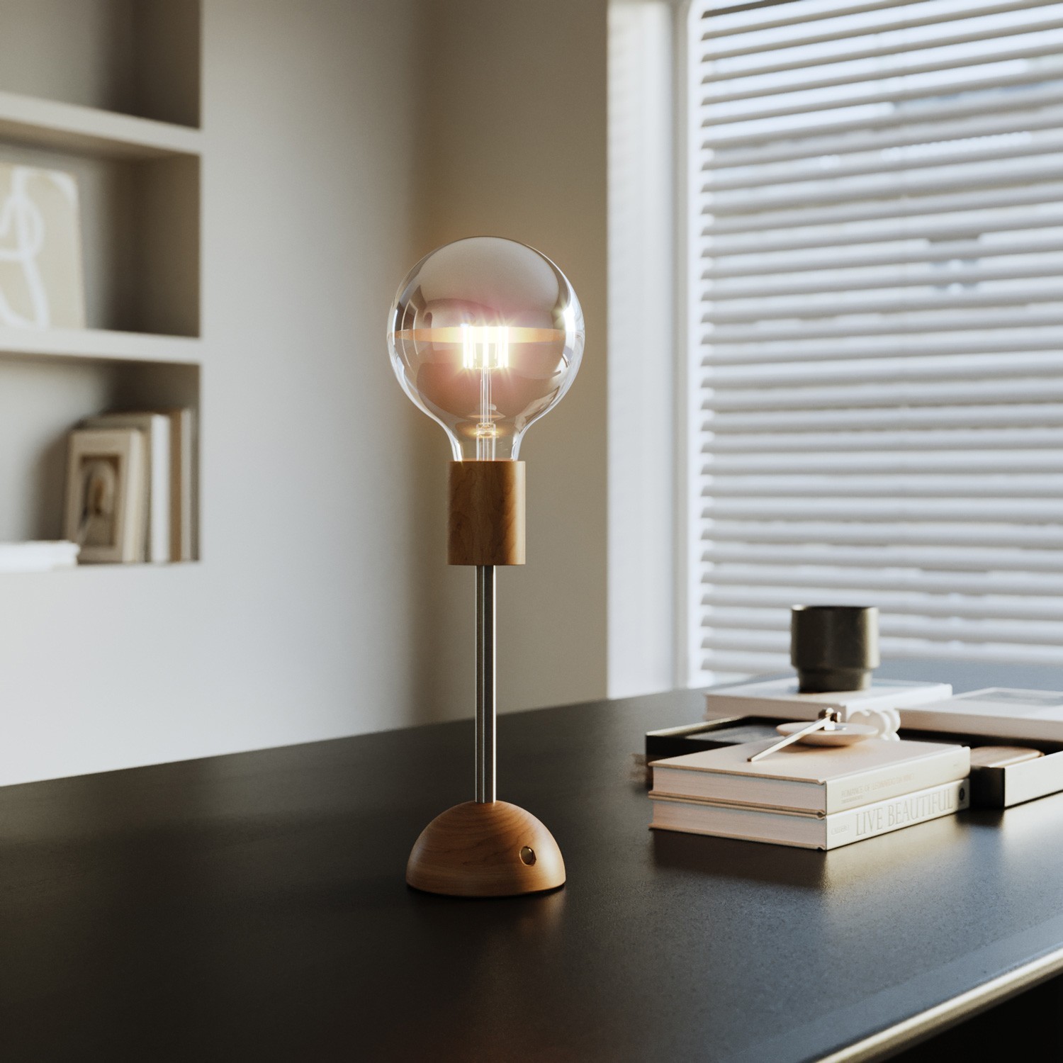 Lampe portative et rechargeable Cabless02 avec ampoule globo demi-sphère argentée