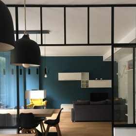 Couleurs audacieuses et éclairage personnalisé dans un appartement de Turin